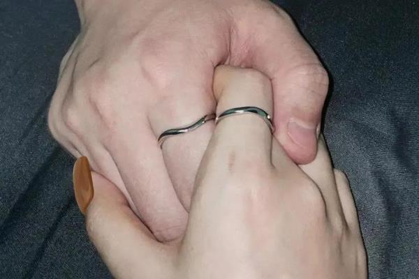 美甲棋盘格（美甲棋盘格，如何打造引人注目的图案）.