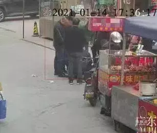 男子路边围观下象棋1万没了