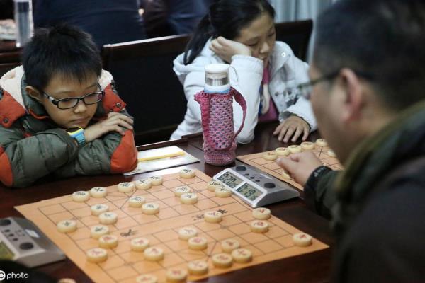 象棋里红棋先走还是黑棋先走（红棋先发制人，还是黑棋后来居上）.