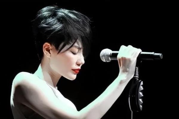 王菲翻唱邓丽君的歌曲（王菲如何诠释邓丽君经典歌曲）.