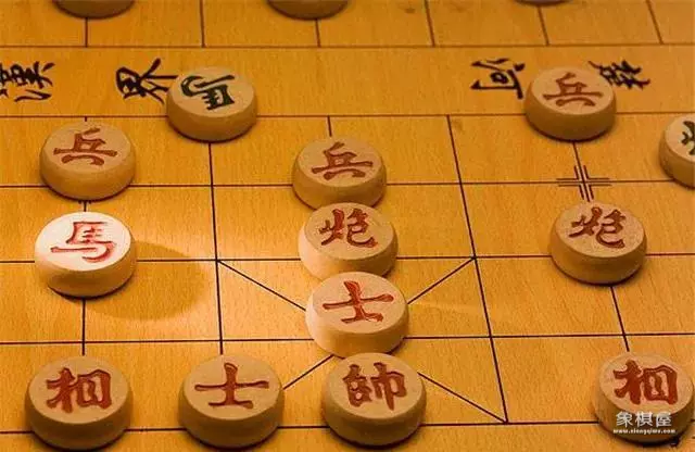 二人在手机下象棋