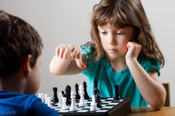 牛象棋比赛150字用场面描写（牛与人的智慧较量，谁将成为棋盘上的霸主）.