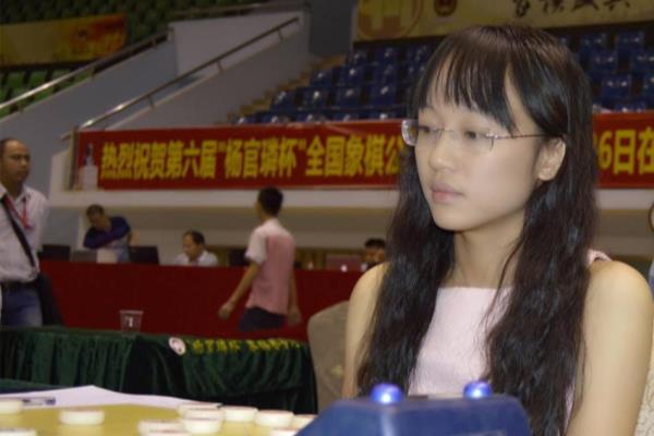 女人和男人下象棋（女人和男人下象棋，谁将成为棋盘上的王者）.