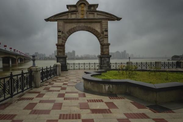 马跃檀溪告诉我们什么道理（马跃檀溪，如何诠释智慧与勇气的传奇）.