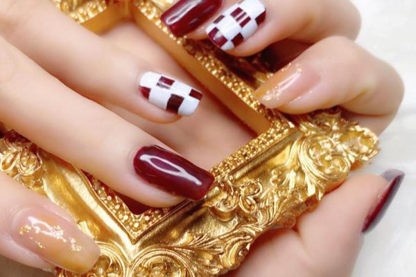 美甲棋盘格怎么画（想知道如何用美甲绘制出时尚的黑白棋盘格图案吗）.