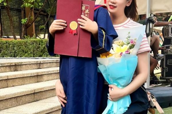 杨鸣老婆是盼盼集团千金（杨鸣老婆身份曝光，盼盼集团千金）.