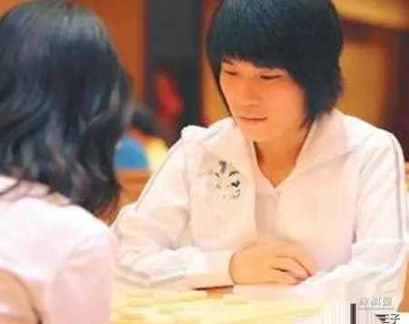 象棋比赛谁用红谁用黑