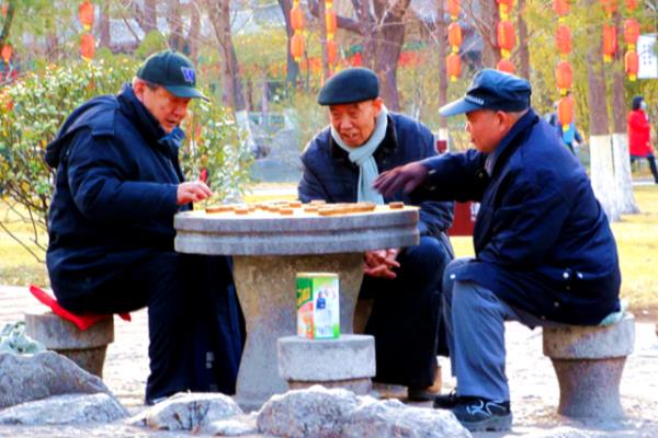 象棋是谁先走谁赢吗（先手是否具有决定性优势？揭秘象棋博弈背后的心理战术）