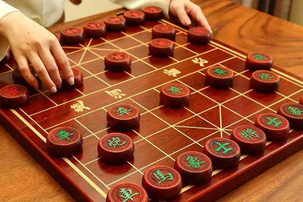 象棋楚河汉界马怎么过（马如何巧妙穿越楚河汉界，夺取胜利）