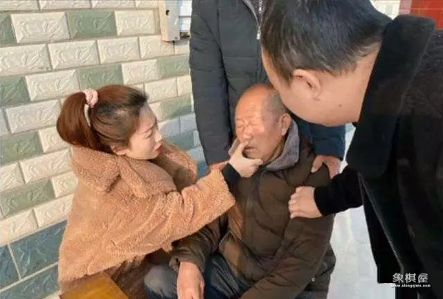 和王铁锤下棋的象棋特级大师