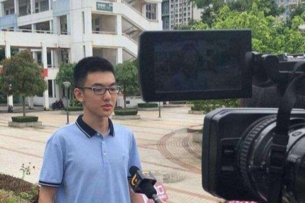 孙浩宇高考状元现状（昔日高考状元孙浩宇，如今是否依旧光芒四射）.