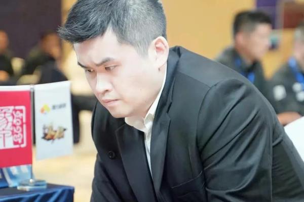 郑惟桐背屏蔽器照片（郑惟桐背屏蔽器照片曝光，这究竟是何方神圣）.