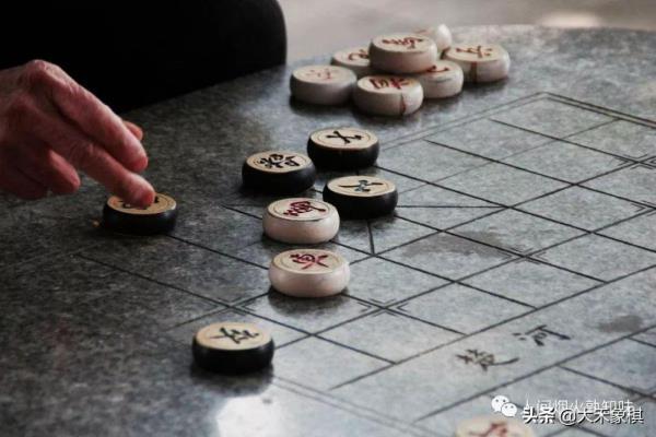中国象棋的炮怎么玩（如何巧妙运用炮，成为棋盘上的制胜法宝）.