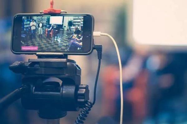 抖音直播和斗鱼直播哪个火（抖音直播和斗鱼直播，哪个更火爆）.