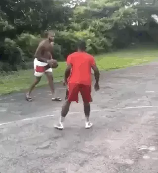 詹姆斯训练师参加路人王