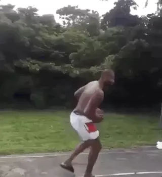 詹姆斯训练师参加路人王