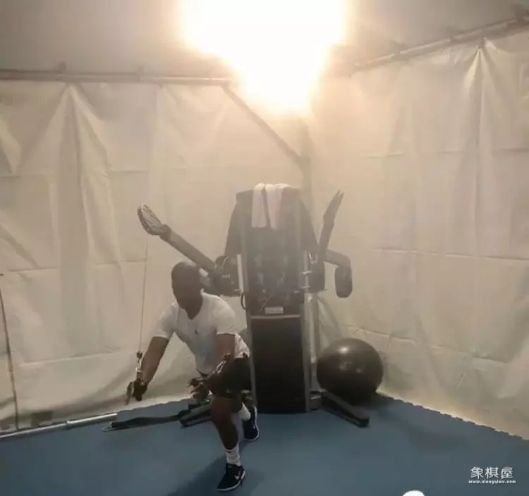 詹姆斯训练师参加路人王