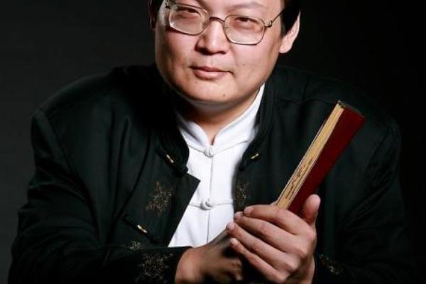 老梁看象江湖象棋（探寻象江湖象棋的奥秘与魅力，老梁带您领略棋盘上的武侠传奇）.