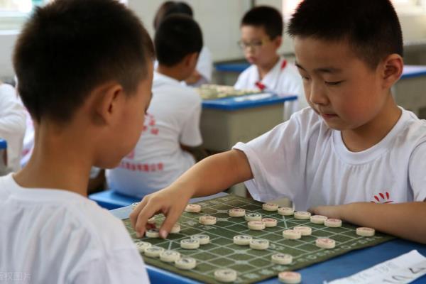 描写下象棋厮杀的场景（棋盘上的激情对决，谁将成为最终赢家）.