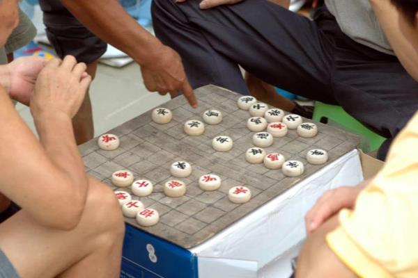 象棋中卒过河后可以后退吗（卒过河后能否回头，探寻象棋中卒的独特魅力）.