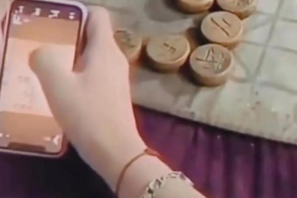 下象棋的女孩套路老大爷（下象棋的女孩究竟用了什么招数，让老大爷甘拜下风）.