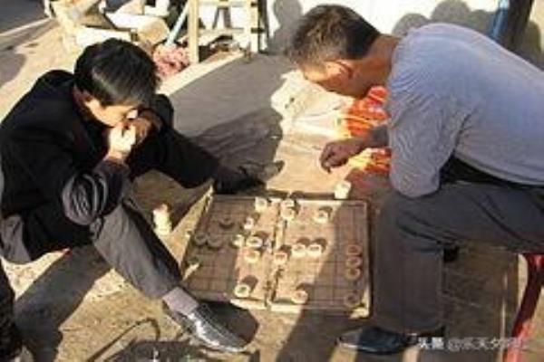 象棋双方是一样的棋子吗（一样的棋子，为何胜负悬殊）.