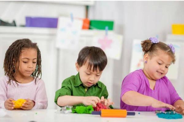 强烈不建议让小孩国际象棋（让孩子过早接触国际象棋，真的是为他们好吗）.