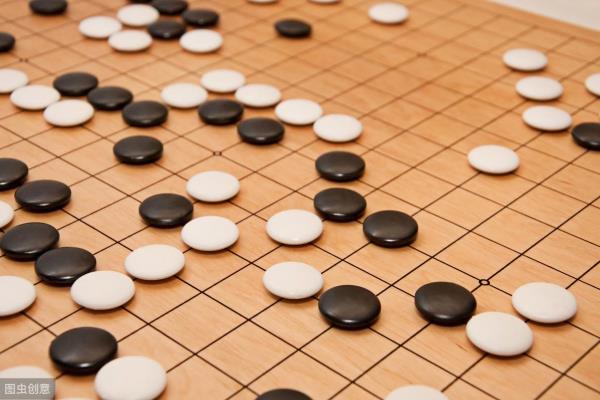 中国象棋与国际象棋谁更考验智商（谁才是智力竞技的巅峰之作）.