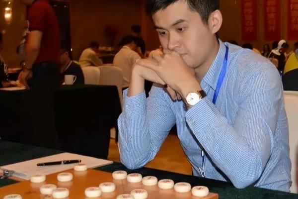 郝继超调侃王天一女友（郝继超大胆调侃王天一女友，引发网友热议，这样的玩笑是否合适）.