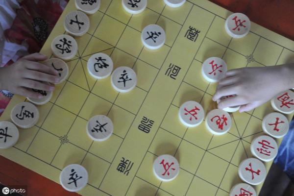 象棋棋盘里有多少块棋（棋盘上的战斗，究竟谁能问鼎冠军）.