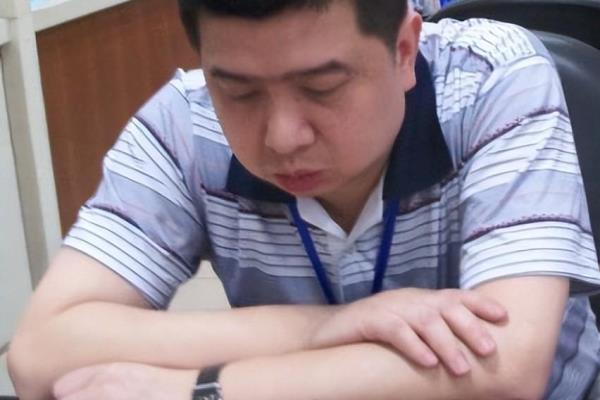 描写象棋的激烈的片段（棋盘上的激情对决，谁能问鼎王者之巅）.