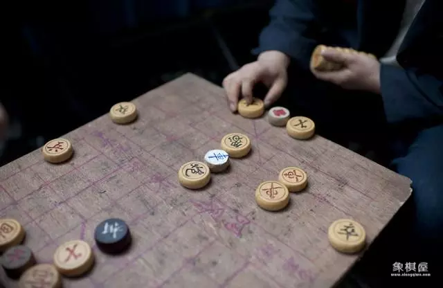 国际象棋皇后怎么走