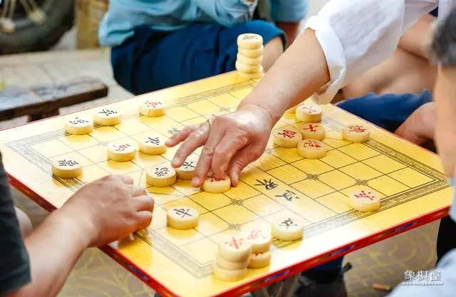 国际象棋皇后怎么走