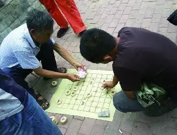 街头摆象棋残局的,能让别人赢钱吗(2)