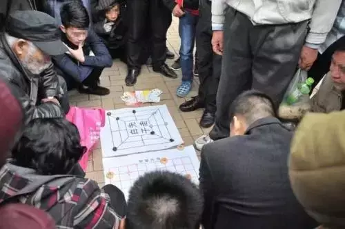 街头摆象棋残局的,能让别人赢钱吗(3)
