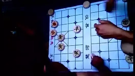街头摆象棋残局的,能让别人赢钱吗(4)