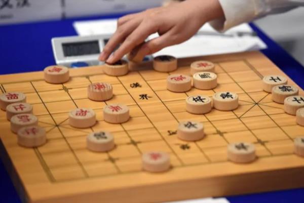 象棋和围棋哪个更能开发大脑.