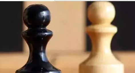 请问在国际象棋中兵的规则是什么(1)