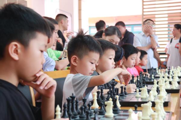 国际象棋和国际跳棋哪个更适合开发孩子