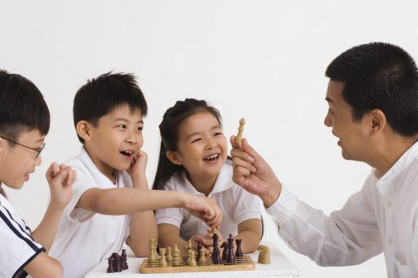 小孩学围棋好还是国际象棋好.
